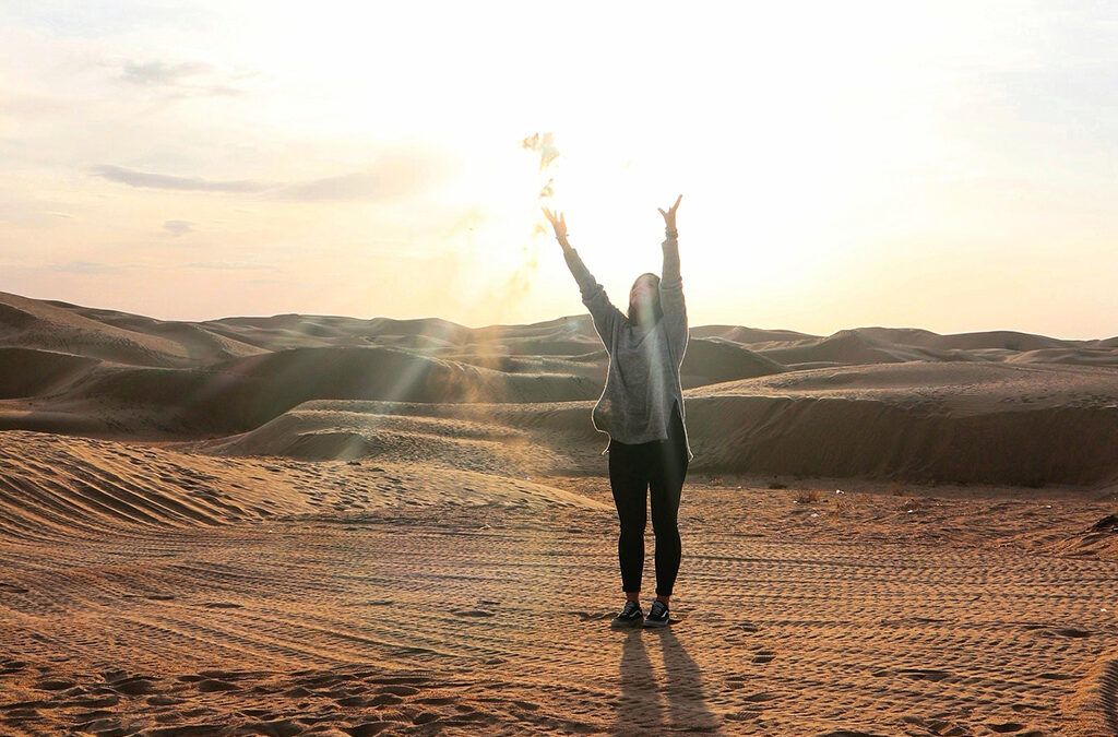 Una Yurta e una cammellata nel deserto